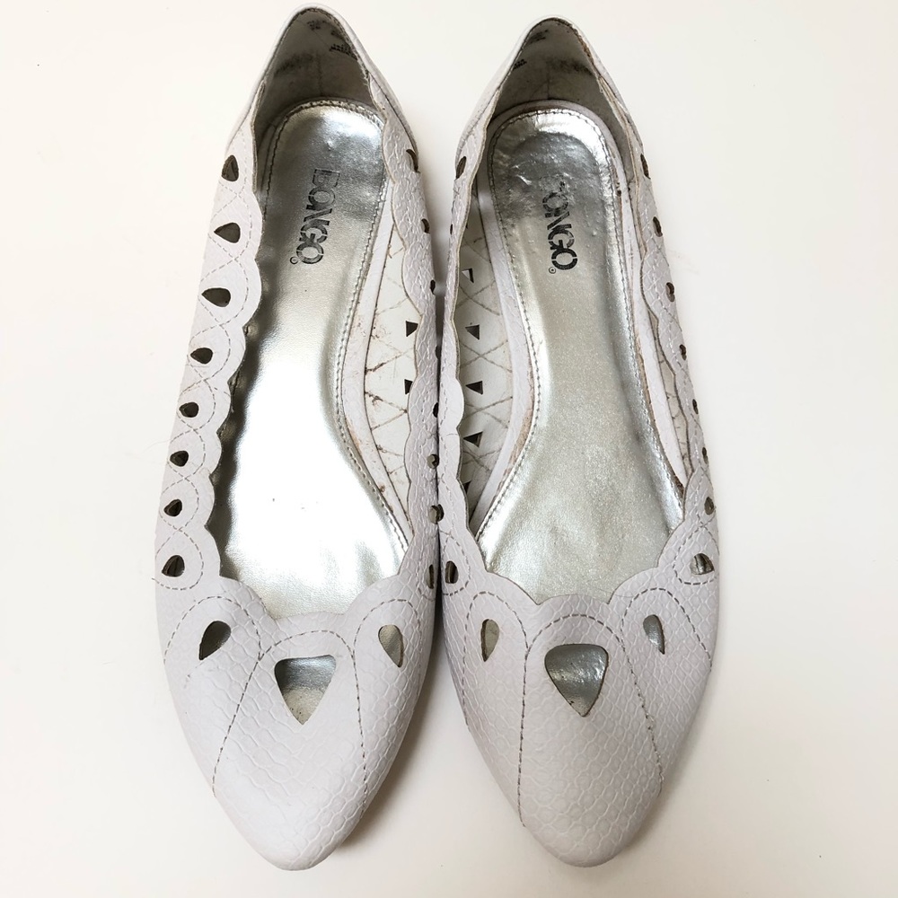 White bongo flats